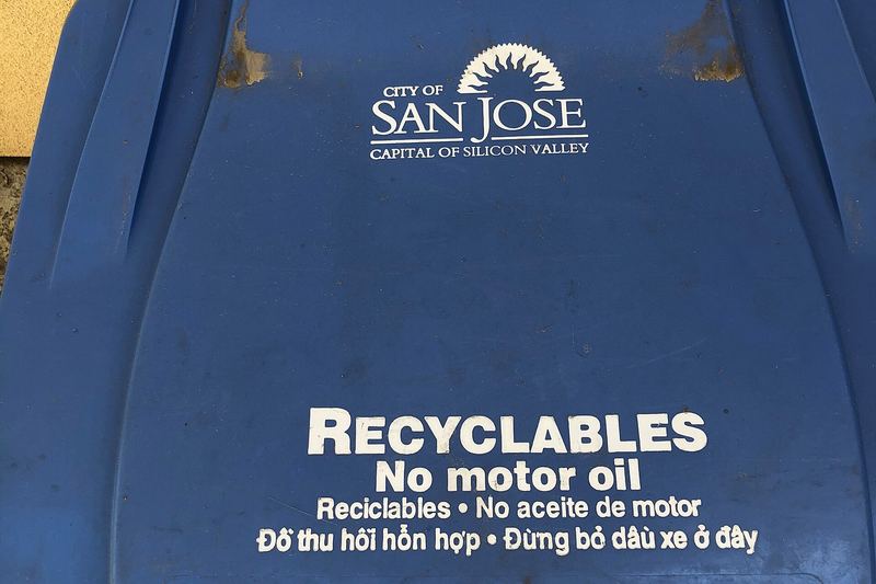 Lid of a 32-US-gallon (120 l; 27 imp gal) residential recycling cart provided by the City of San José, California, with instructions in English, Spanish, and Vi